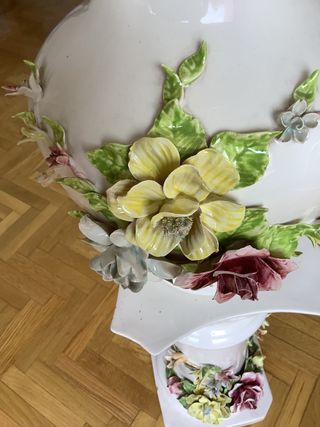 Jarrón de porcelana Capodimonte con pedestal