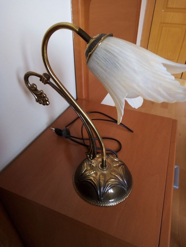 Lámpara de techo y de mesilla.