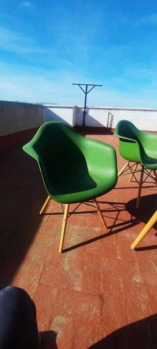 mesa y dos sillones de jardín
