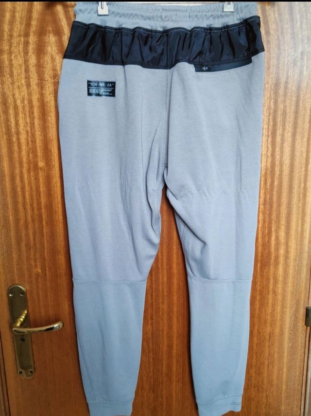 Pantalón de chándal de Zara con gomas caqui