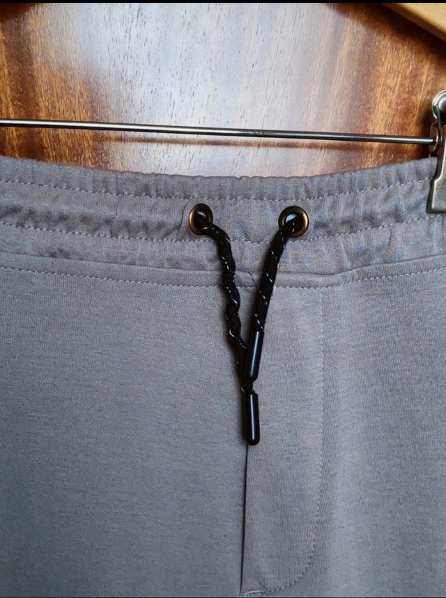 Pantalón de chándal de Zara con gomas caqui