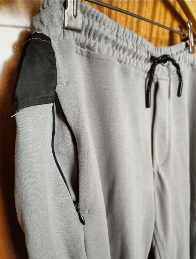 Pantalón de chándal de Zara con gomas caqui