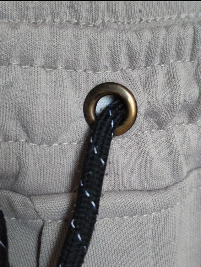 Pantalón de chándal de Zara con gomas caqui