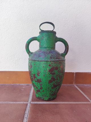 Antiguo cántaro de chapa.