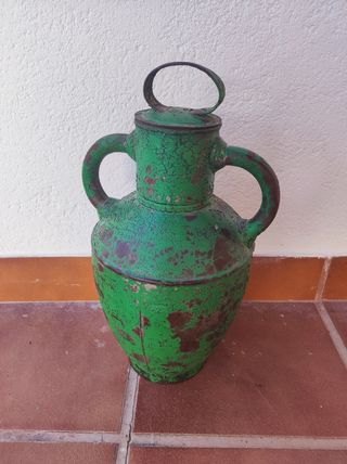 Antiguo cántaro de chapa.