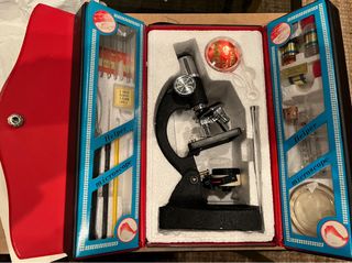 Microscopio antiguo sin abrir