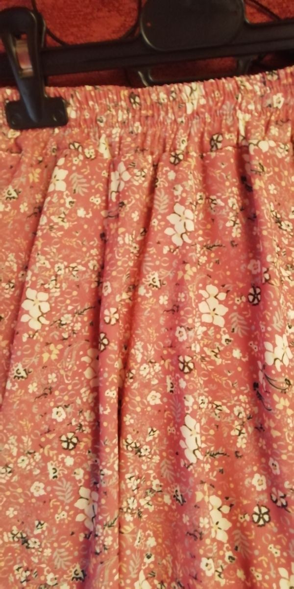 Falda midi con cintura de goma y doble capa ligera