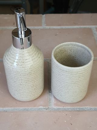 Jabonera y vaso para cepillos