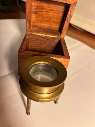 Lupa mapa latón antiguo