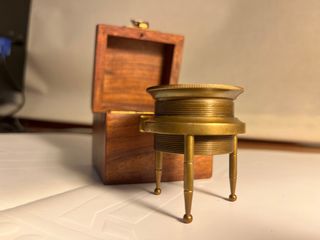 Lupa mapa latón antiguo