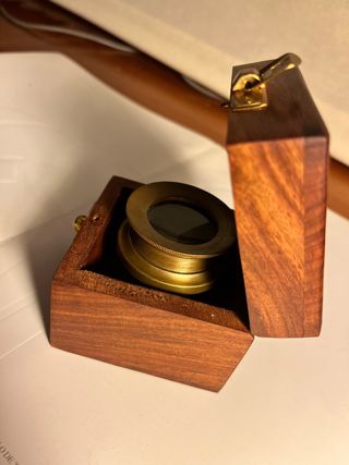 Lupa mapa latón antiguo