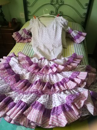 TRAJE DE FLAMENCA EN BLANCO CON LUNARES MALVA
