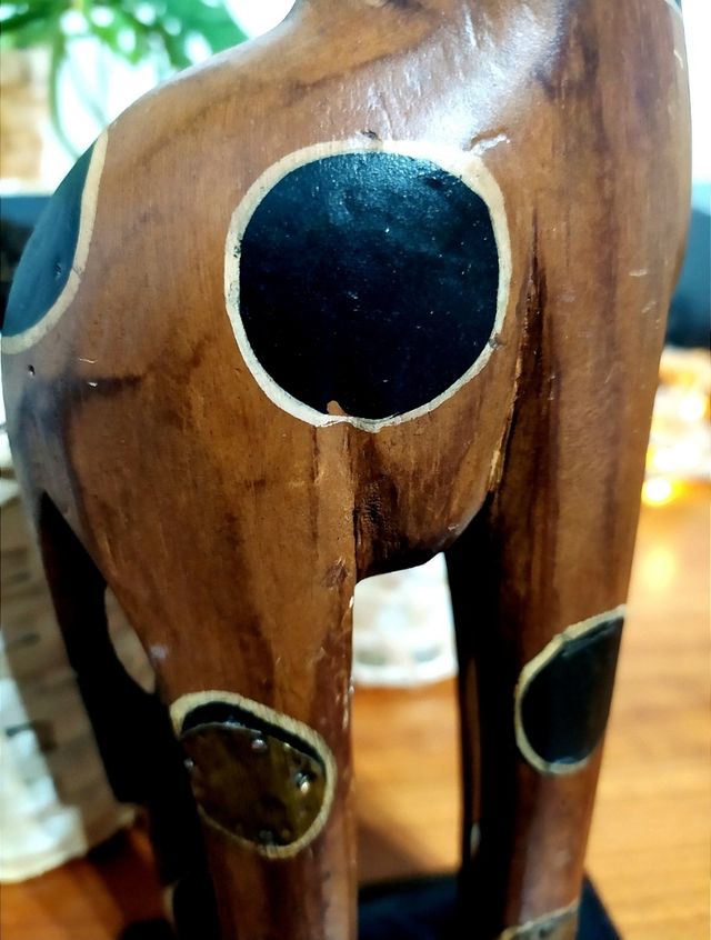 Jirafa de madera y metal