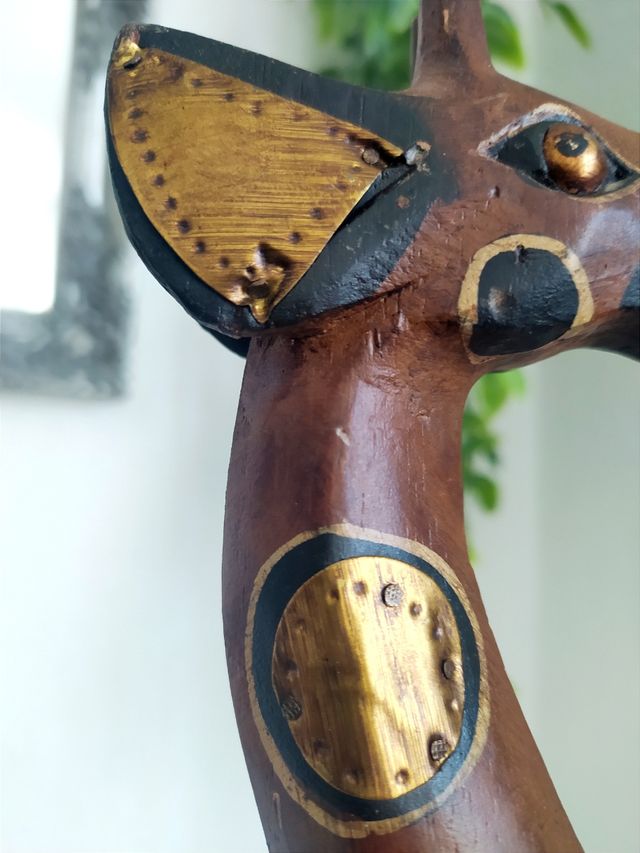 Jirafa de madera y metal