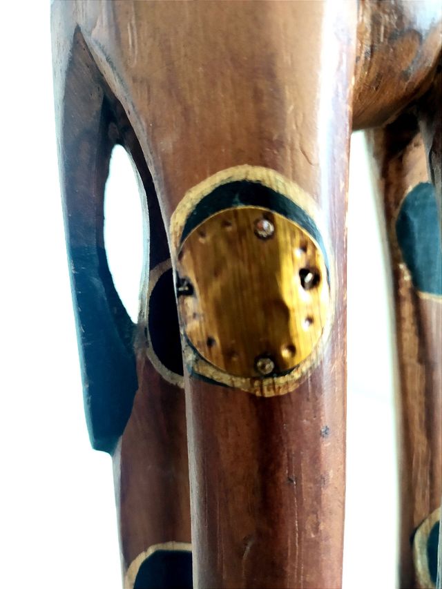 Jirafa de madera y metal