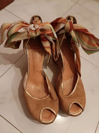 Cuñas beige y dorado con colores