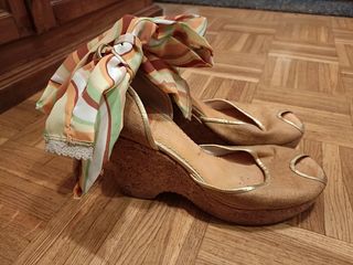 Cuñas beige y dorado con colores