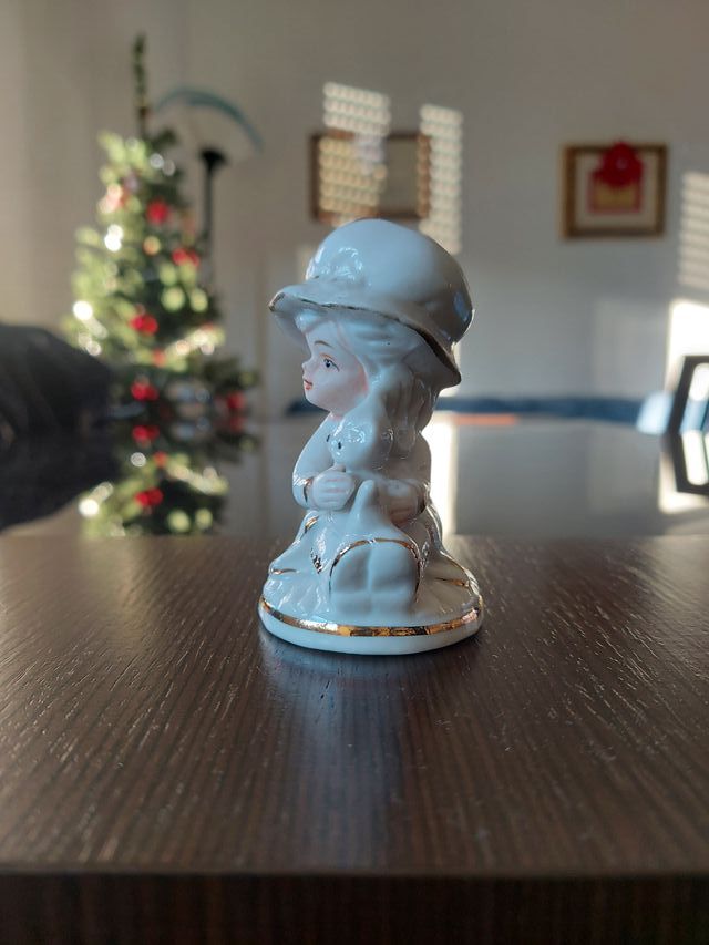 Statuina in porcellana bambina con gattino