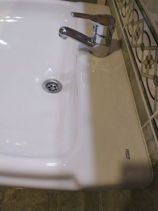 Lavabo con pie y grifo