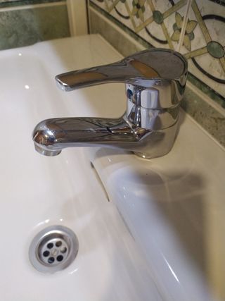 Lavabo con pie y grifo