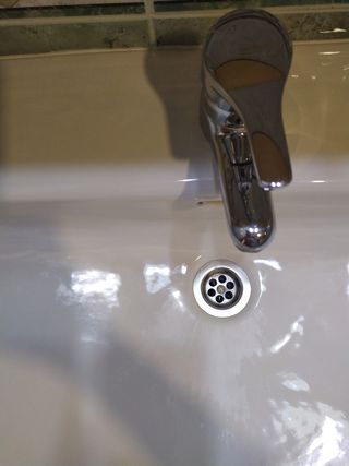 Lavabo con pie y grifo