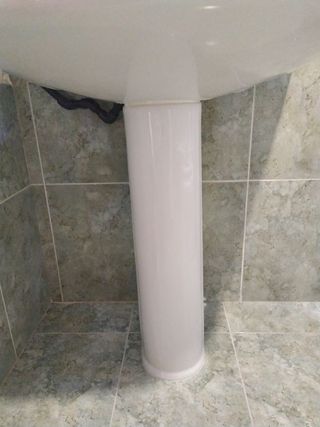 Lavabo con pie y grifo