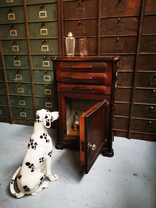 nevera antigua. mueble bar. art deco