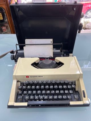 MÁQUINA DE ESCRIBIR OLYMPIA DELUXE