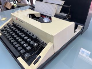 MÁQUINA DE ESCRIBIR OLYMPIA DELUXE