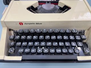MÁQUINA DE ESCRIBIR OLYMPIA DELUXE