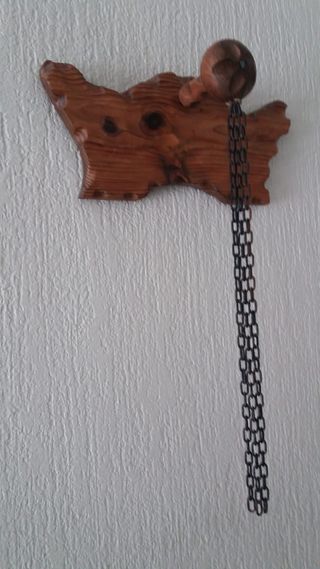 colgador madera y metal