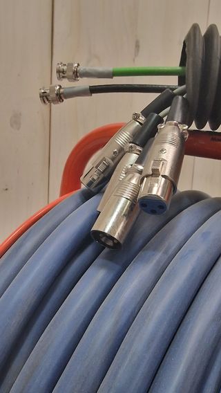 200 metros de cable audio video  peso 85 kilos