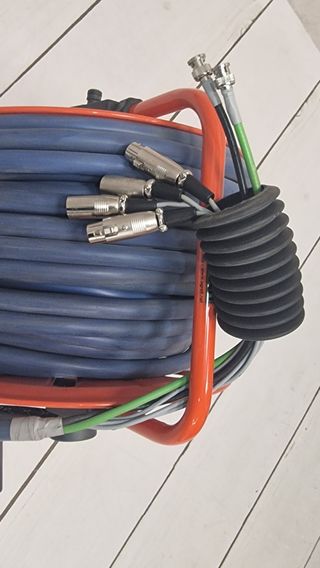 200 metros de cable audio video  peso 85 kilos