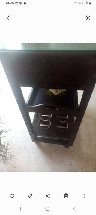 camarera, mesa auxiliar.