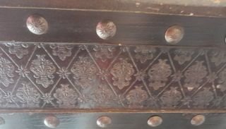 camarera, mesa auxiliar.