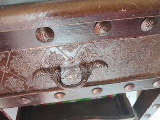 camarera, mesa auxiliar.