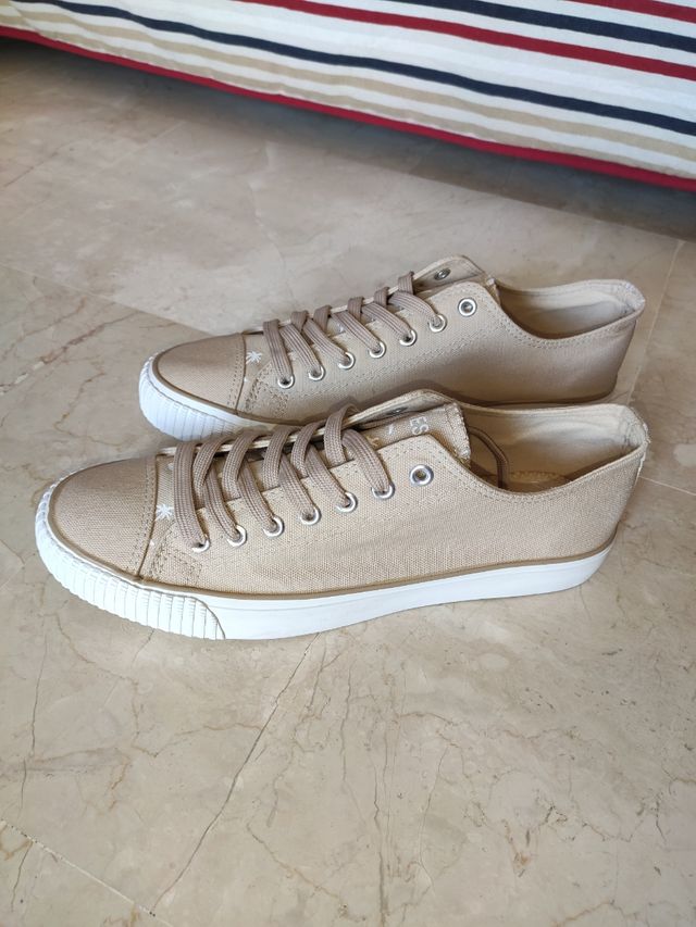 Zapatillas nuevas (Polinesia)