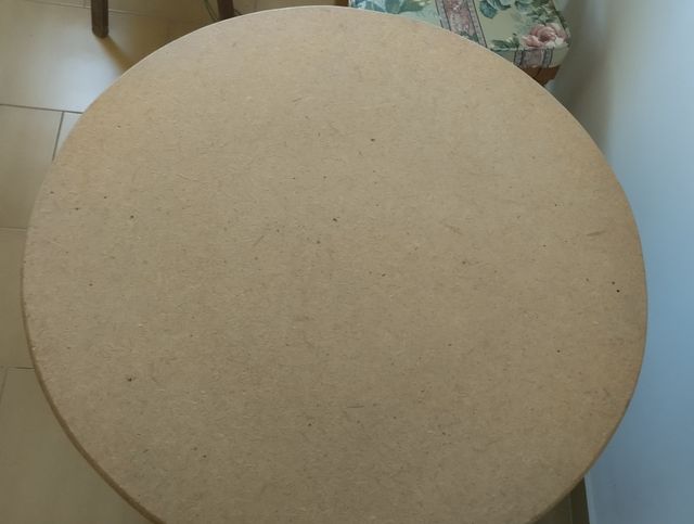 Mesa redonda de 80 centímetros de diámetro