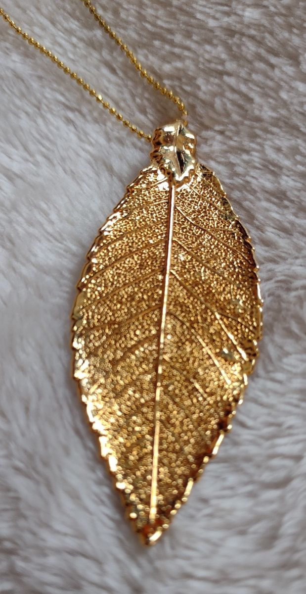Foglia d'olmo in bagno d'argento e d'oro