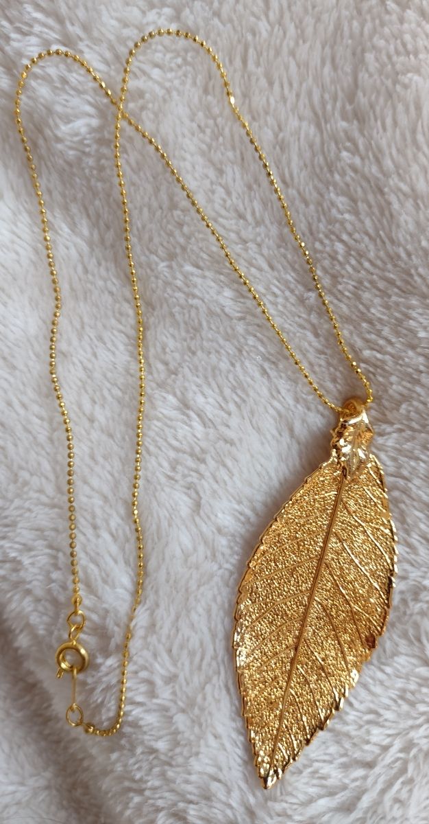 Foglia d'olmo in bagno d'argento e d'oro