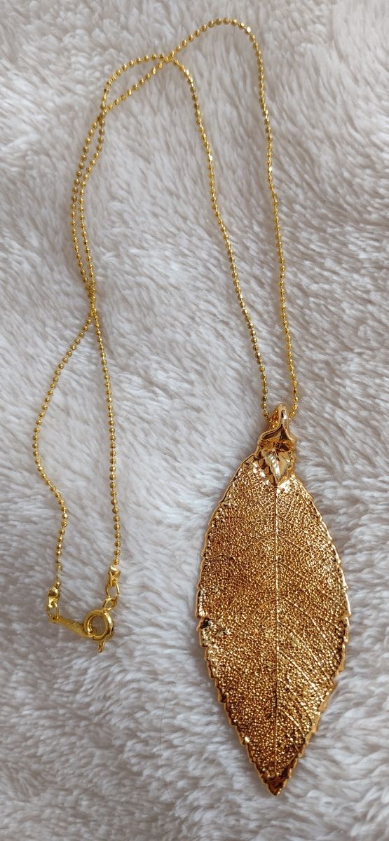 Foglia d'olmo in bagno d'argento e d'oro