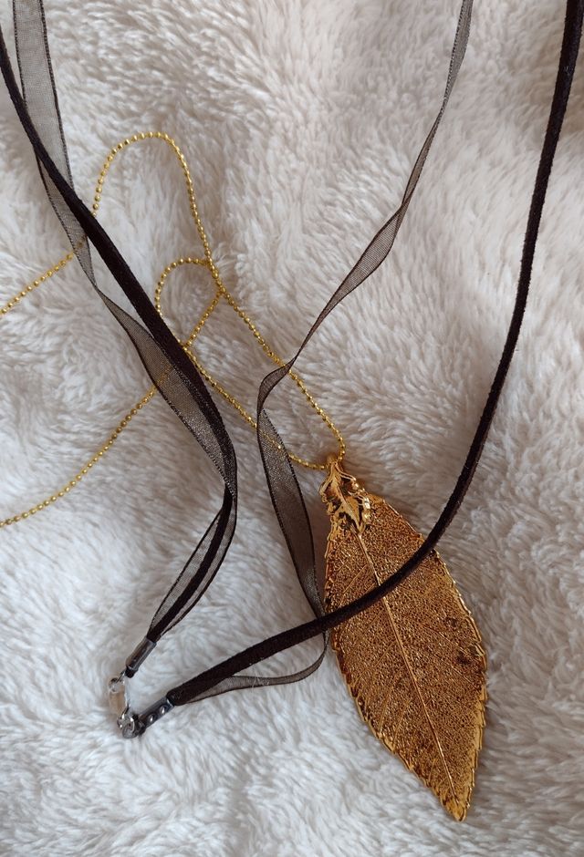 Foglia d'olmo in bagno d'argento e d'oro