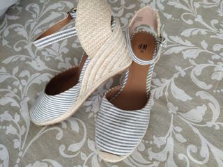 Sandalias de cuña natura y azul jeans