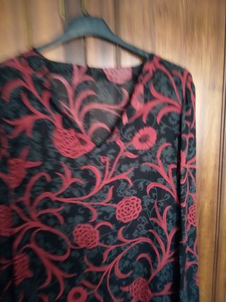 camisa gasa negra con flores rojas