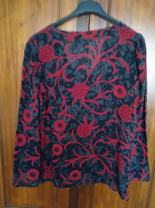 camisa gasa negra con flores rojas