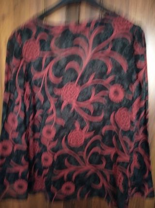 camisa gasa negra con flores rojas