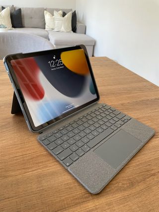 Funda de protección y teclado Logitech