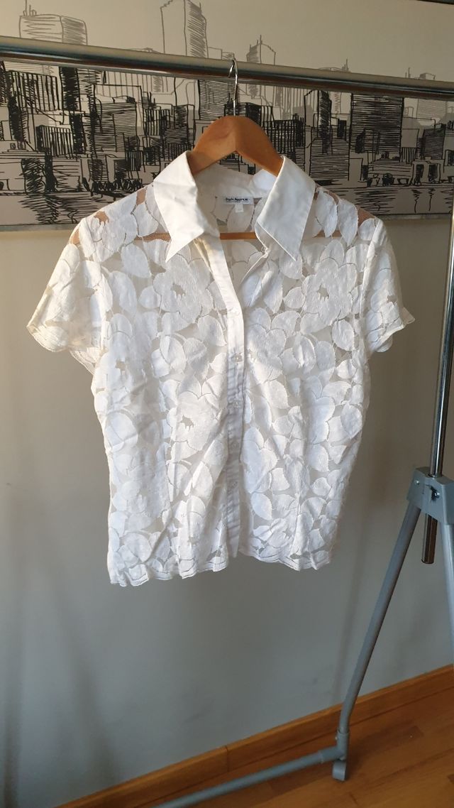 camisa blanca de cuello con transparencias