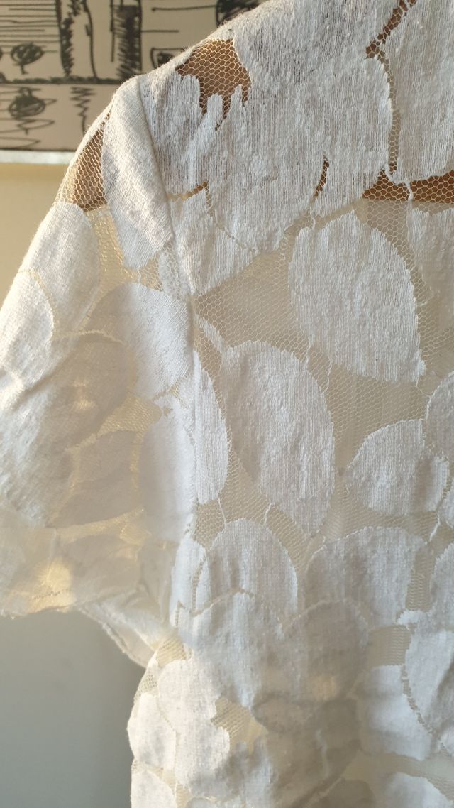 camisa blanca de cuello con transparencias