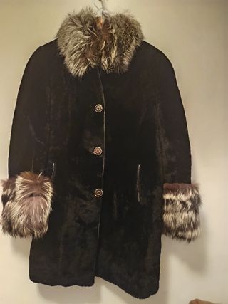 Abrigo de piel natural y gorro